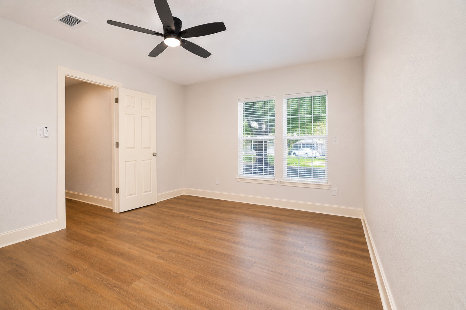 1011 North Valderas Street Angleton, TX 77515 - Photo 9 of 14 Primary Bedroom
