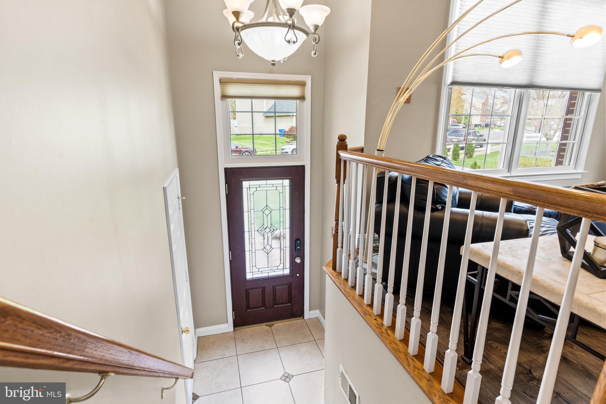 37 Tomahawk Drive Burlington, NJ 08016 - Photo 4 of 50 Sunlit Entry