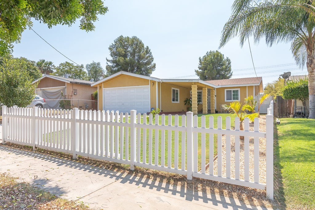2574 Tenth Street Riverside, CA 92507 - Photo 3 of 32