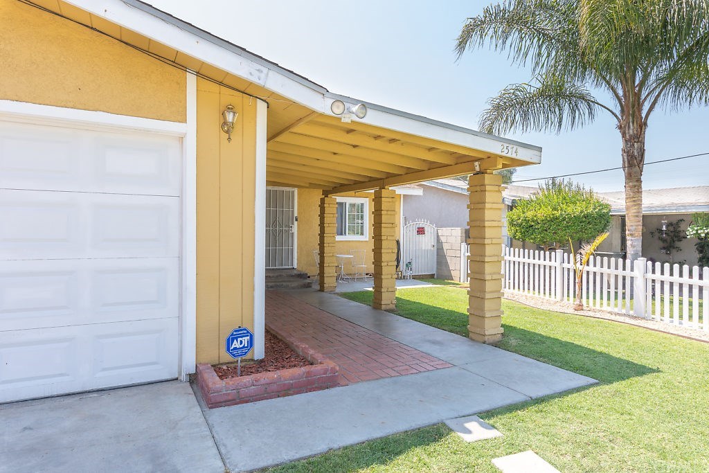 2574 Tenth Street Riverside, CA 92507 - Photo 5 of 32