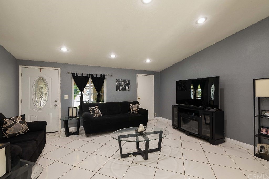 2574 Tenth Street Riverside, CA 92507 - Photo 8 of 32
