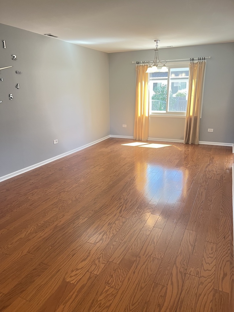 525 Commanche Trail Wheeling, IL 60090 - Photo 2 of 23