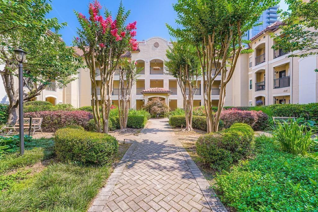 955 Juniper Street Northeast, Unit 4127 Atlanta, GA 30309 - Photo 2 of 29 a front view of a house with garden