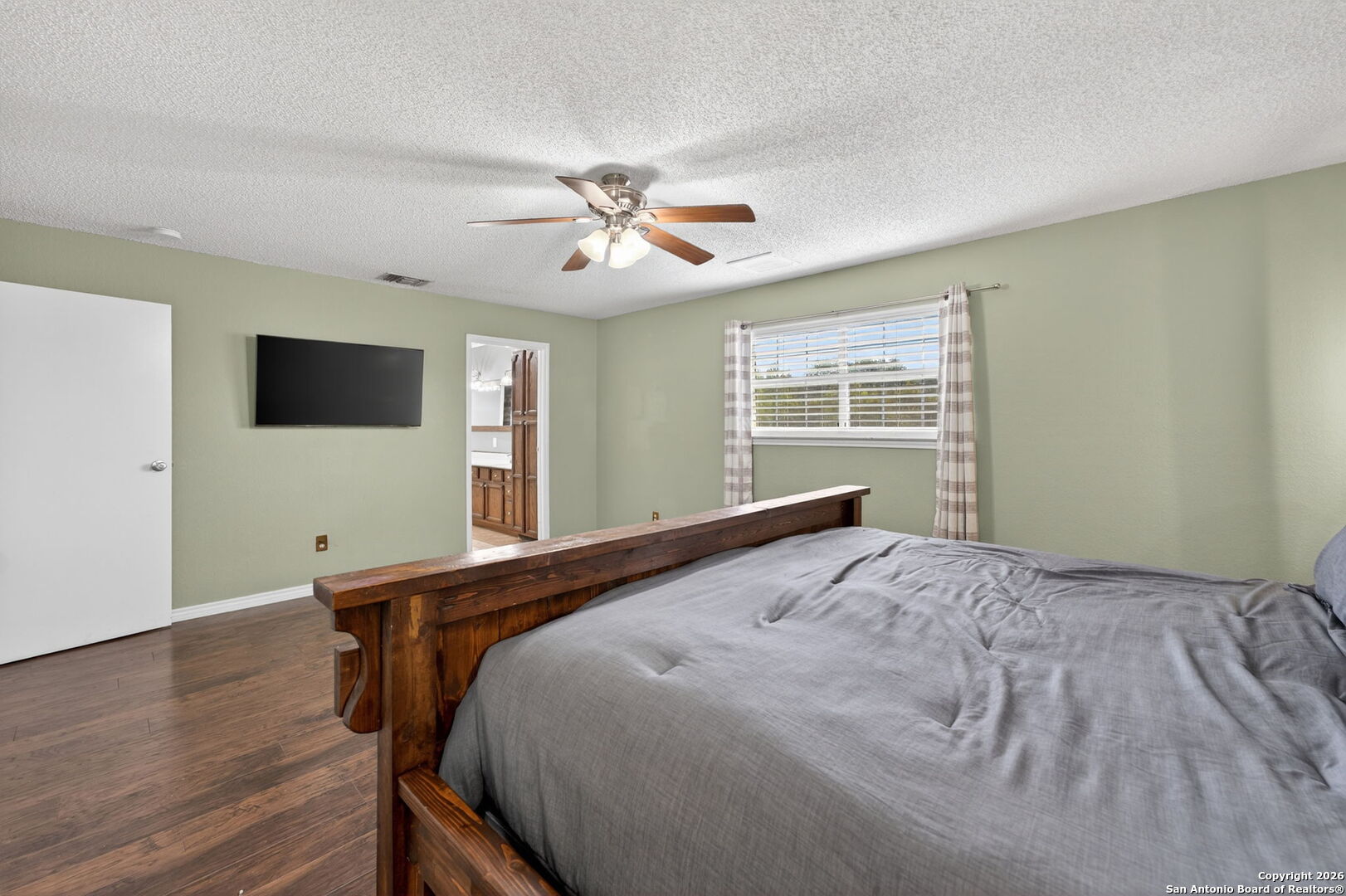 5 Cedar Ridge Road Boerne, TX 78006 - Photo 21 of 47 a bedroom with a large bed and a window