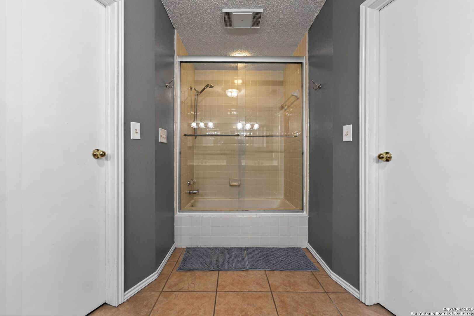 5 Cedar Ridge Road Boerne, TX 78006 - Photo 26 of 47 a bathroom with a glass shower door