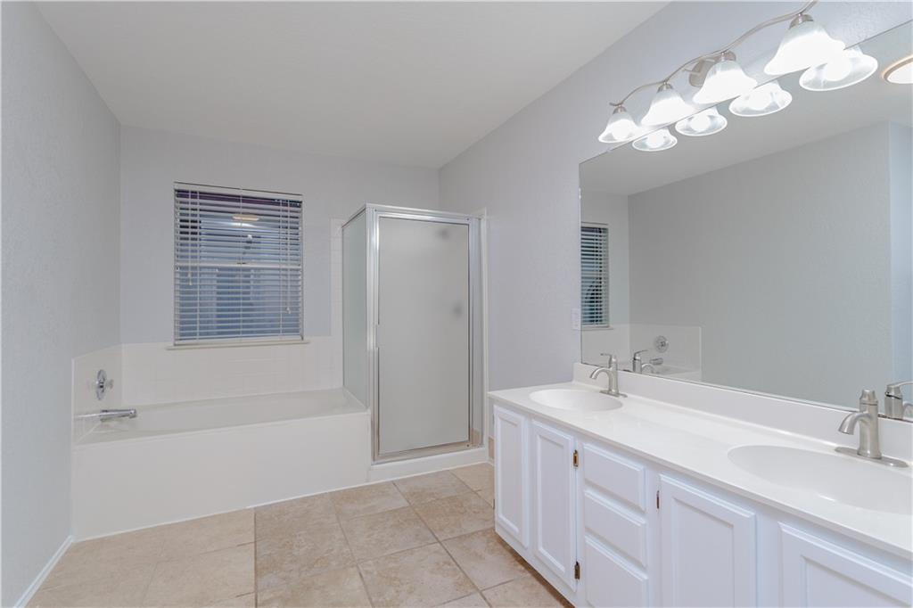 13207 Vendrell Drive Austin, TX 78729 - Photo 13 of 20 a bathroom with a tub a sink and mirror