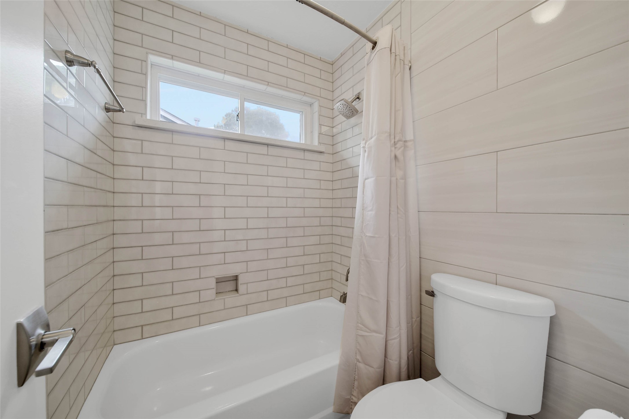 5010 Cupids Bower Court Spring, TX 77388 - Photo 29 of 40 a bathroom with a toilet and bathtub