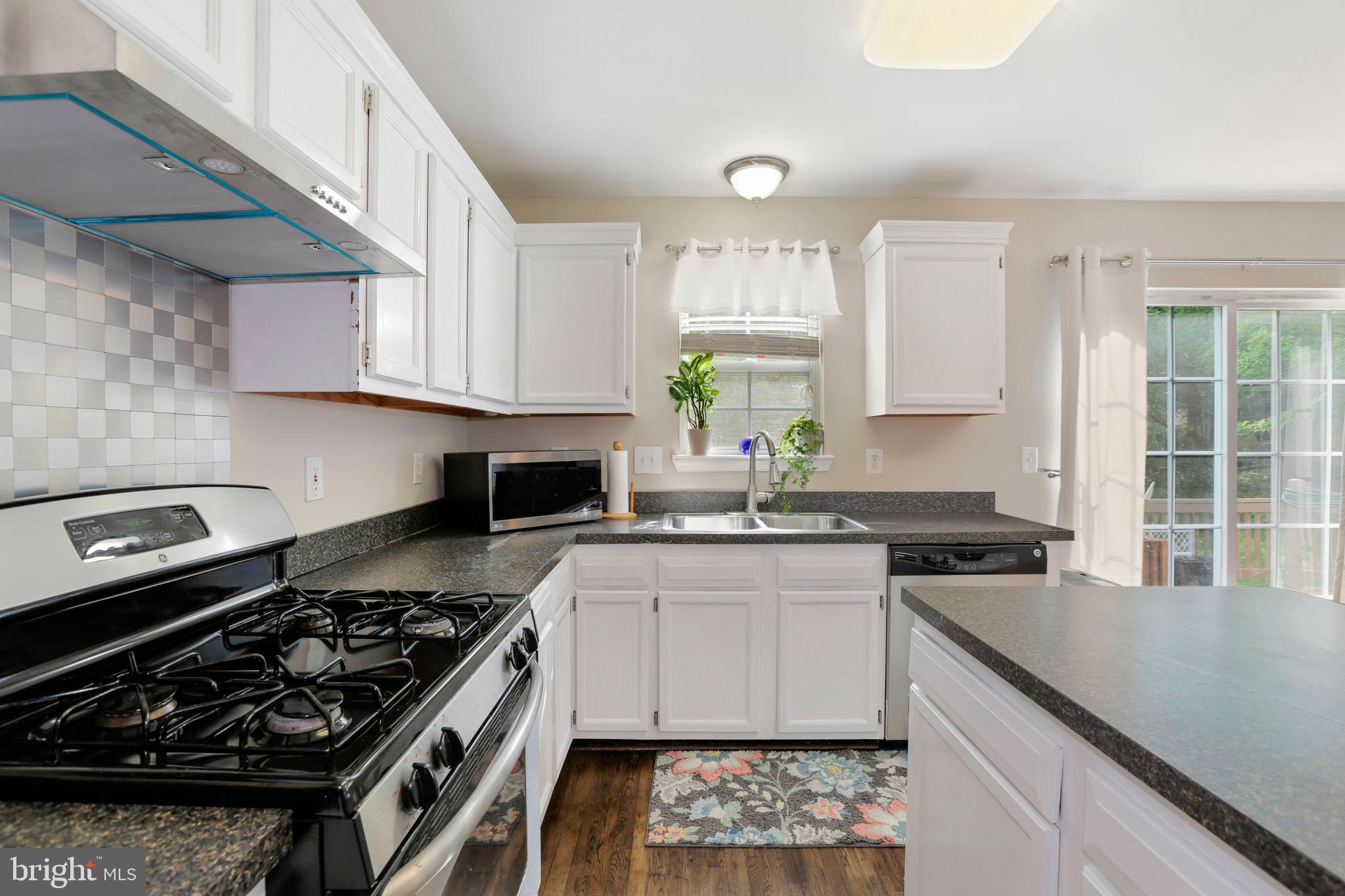 9252 Cartersville Road Columbia, MD 21046 - Photo 10 of 36 Eat-In Kitchen | Stainless Steel Appliances