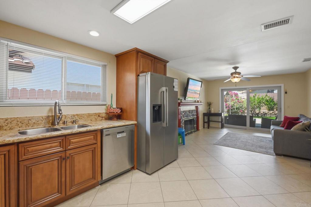 216 Ocotillo Place Oceanside, CA 92057 - Photo 9 of 28