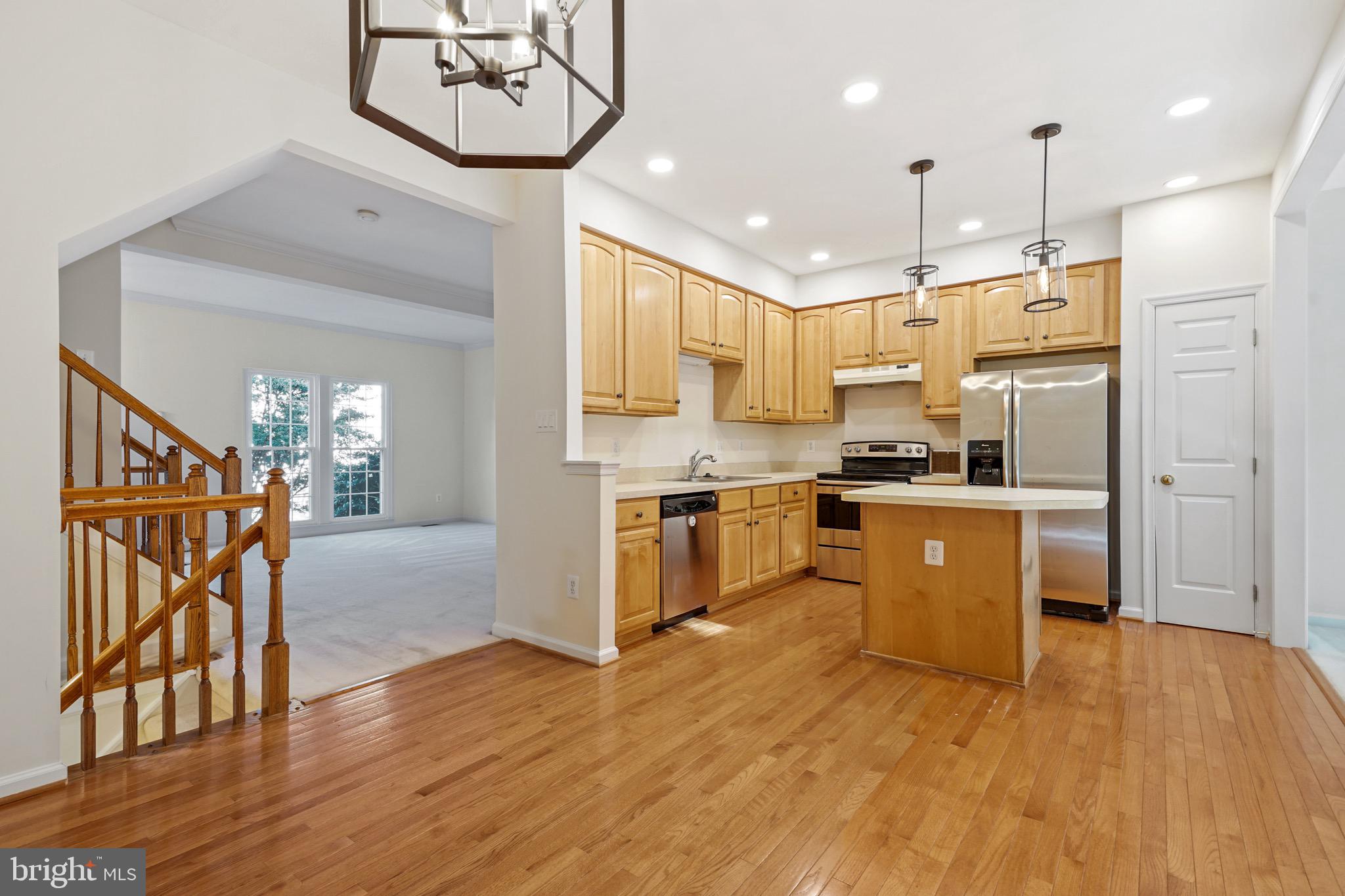 7728 Effingham Square Alexandria, VA 22315 - Photo 8 of 34 Kitchen & Dining