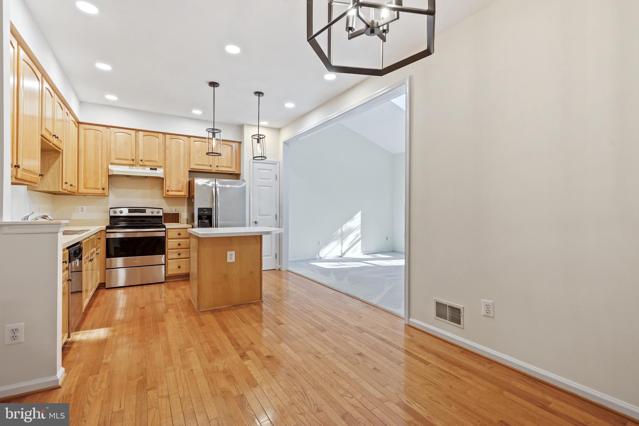 7728 Effingham Square Alexandria, VA 22315 - Photo 10 of 34 Kitchen & Dining