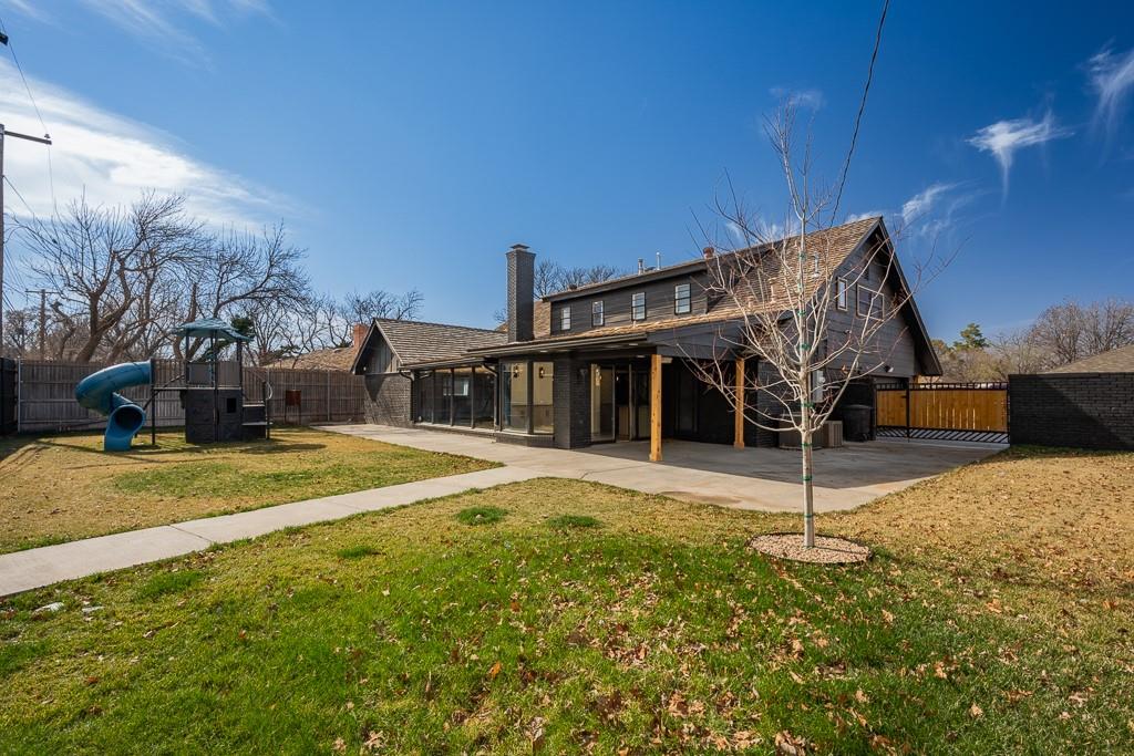6117 Gainsborough Road Amarillo, TX 79106 - Photo 37 of 40 a view of a house with backyard and a tree