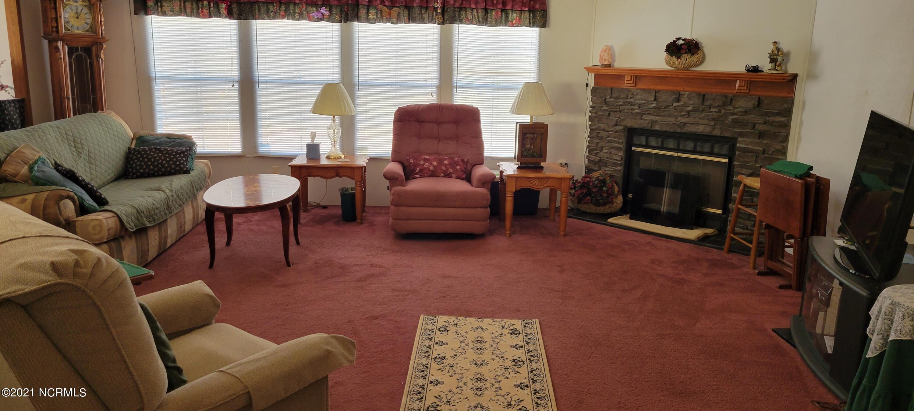6170 Cherry Run Road Washington, NC 27889 - Photo 10 of 44 GREAT ROOM LOOKING FROM FRONT DOOR