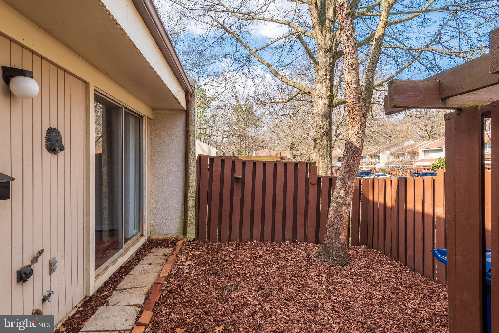 2364 Southgate Square Reston, VA 20191 - Photo 28 of 30 Backyard area