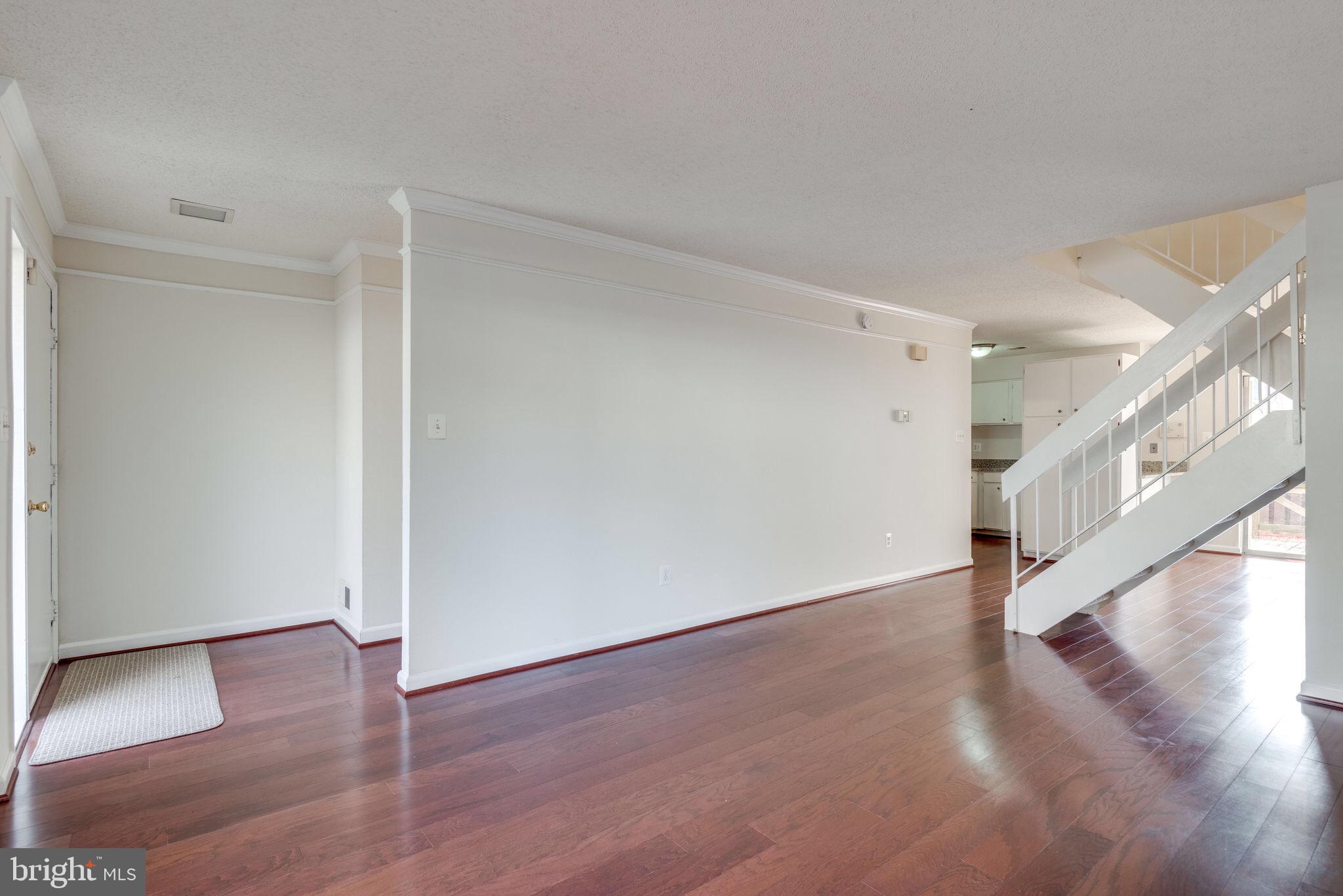 2364 Southgate Square Reston, VA 20191 - Photo 6 of 30 Living Area