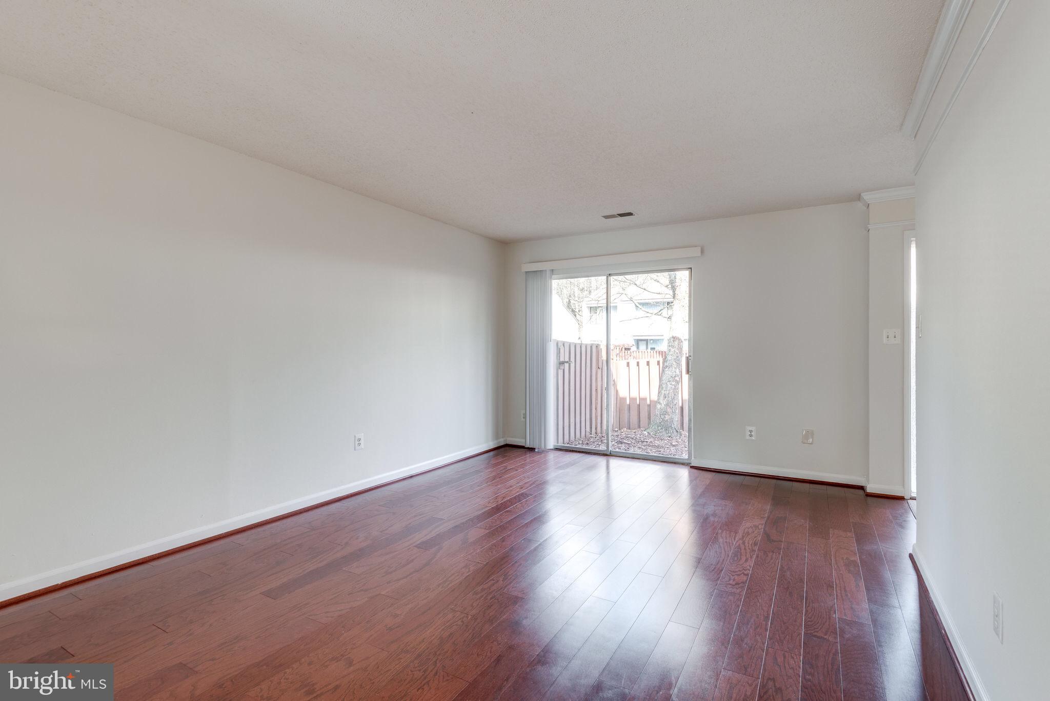 2364 Southgate Square Reston, VA 20191 - Photo 7 of 30 Living Area