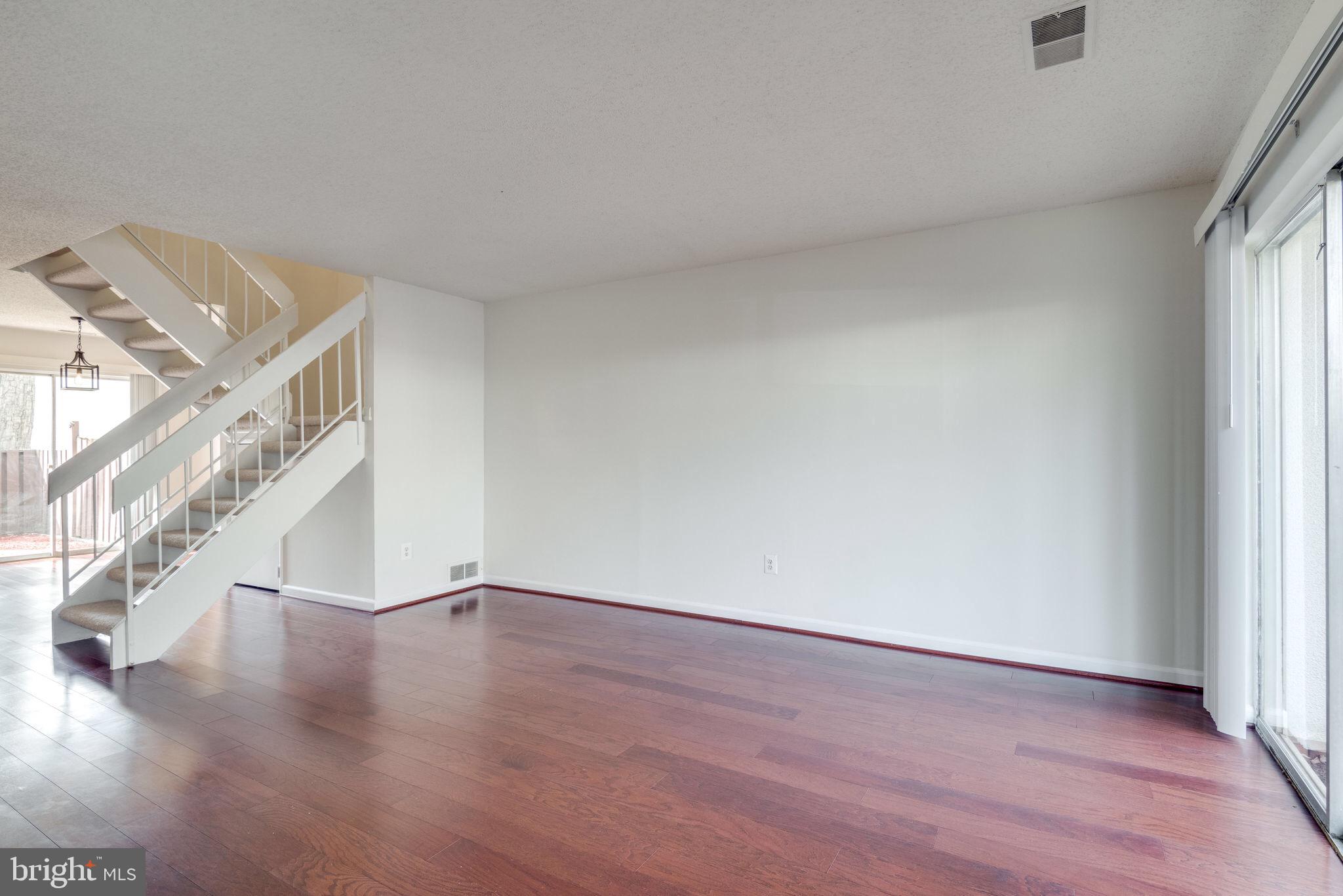 2364 Southgate Square Reston, VA 20191 - Photo 8 of 30 Living Area