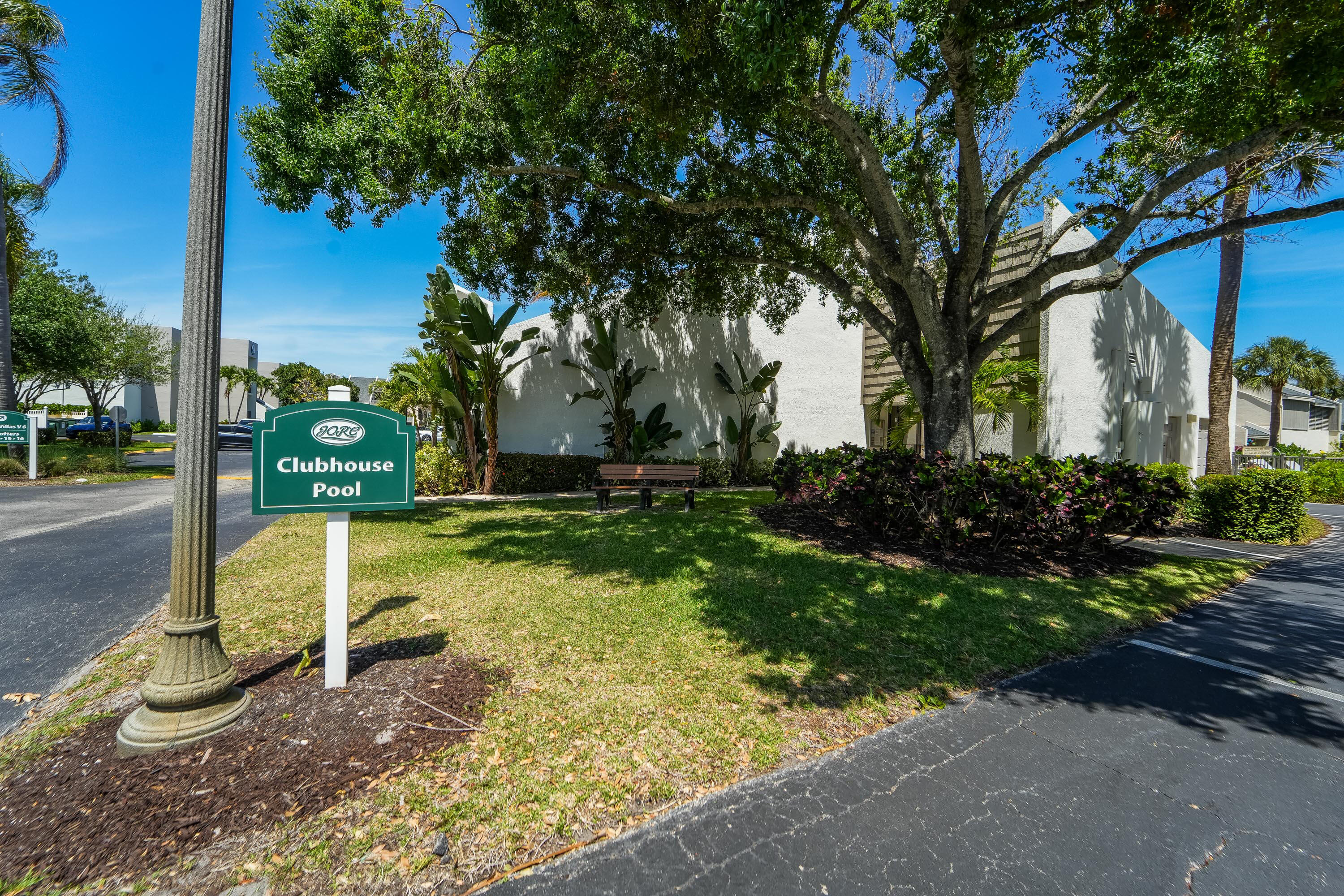 1605 Highway 1, Unit 303M1 Jupiter, FL 33477 - Photo 3 of 42 a backyard of a house with lots of green space