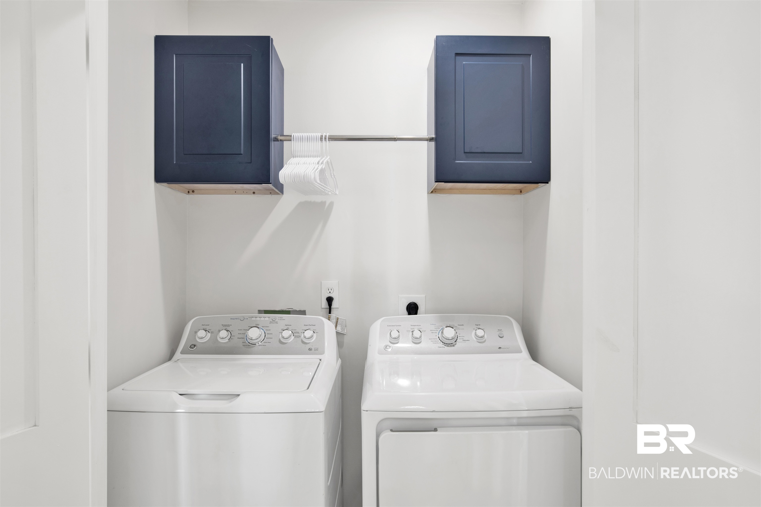 551 Congress Street Mobile, AL 36603 - Photo 19 of 19 Laundry area with cabinet space and independent washer and dryer