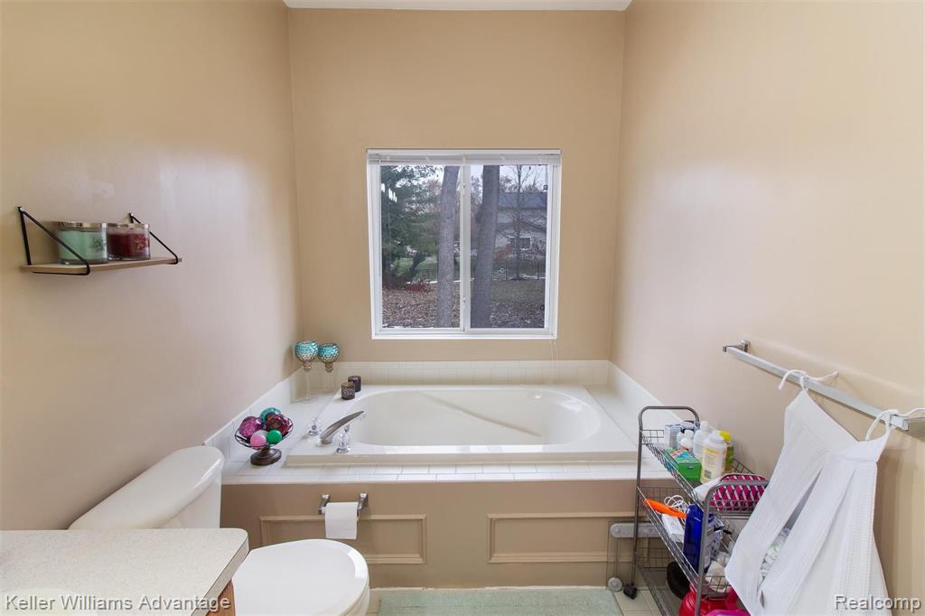 2052 Lagoon Drive Rochester, MI 48309 - Photo 21 of 32