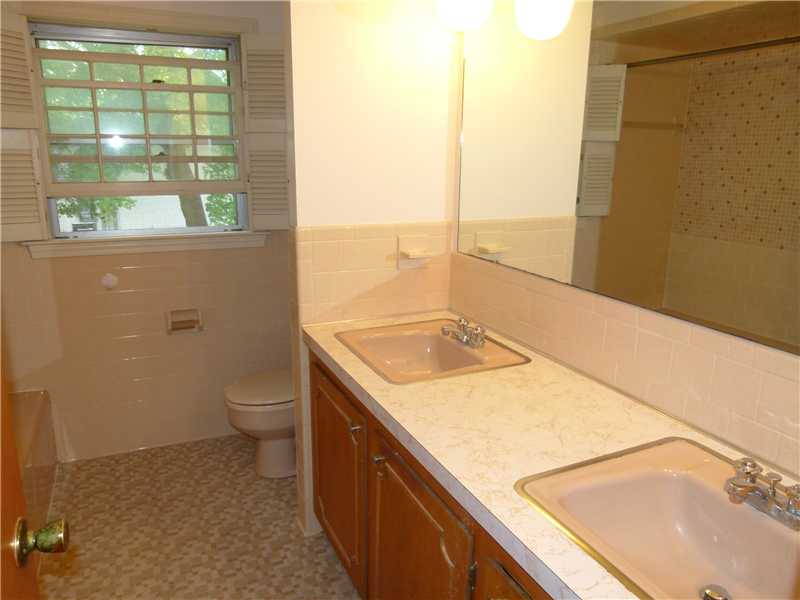 88 Claflin Road Warwick, RI 02886 - Photo 15 of 25 Bathroom. Second Floor Bathroom.