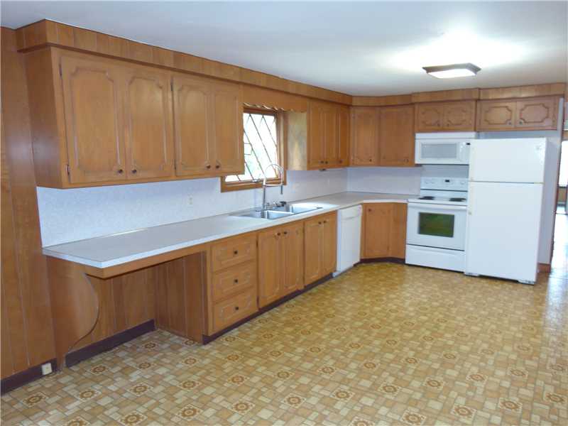 88 Claflin Road Warwick, RI 02886 - Photo 5 of 25 Kitchen.
