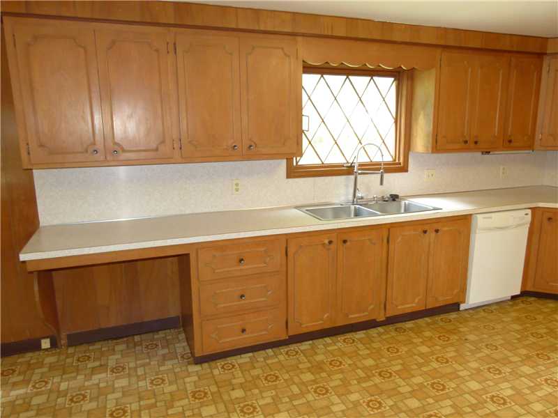 88 Claflin Road Warwick, RI 02886 - Photo 6 of 25 Kitchen.