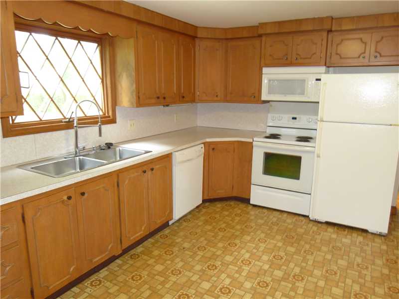 88 Claflin Road Warwick, RI 02886 - Photo 7 of 25 Kitchen.
