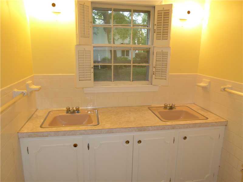 88 Claflin Road Warwick, RI 02886 - Photo 9 of 25 Bathroom. First Floor Bathroom.