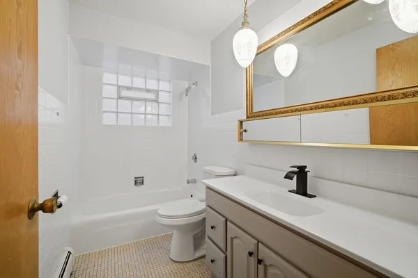 $2,100 | 8645 West Summerdale Avenue, Unit 2, Chicago, IL 60656