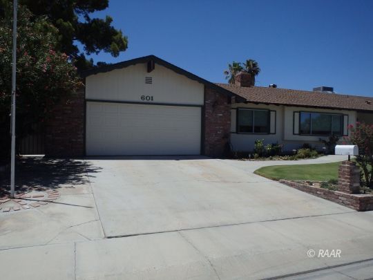 601 North Sierra View Street Ridgecrest, CA 93555 - Photo 3 of 35 a front view of a house with yard