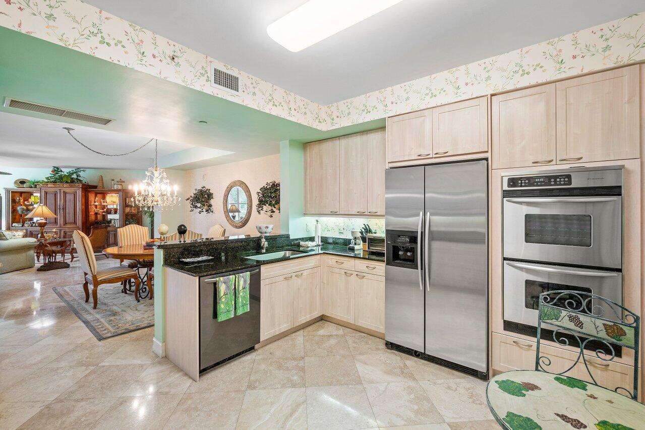 550 Southeast Mizner Boulevard, Unit B506 Boca Raton, FL 33432 - Photo 11 of 53 Kitchen w expansive counter & cabinets