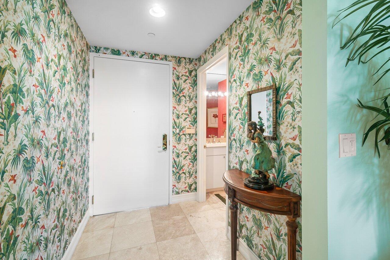 550 Southeast Mizner Boulevard, Unit B506 Boca Raton, FL 33432 - Photo 12 of 53 Foyer