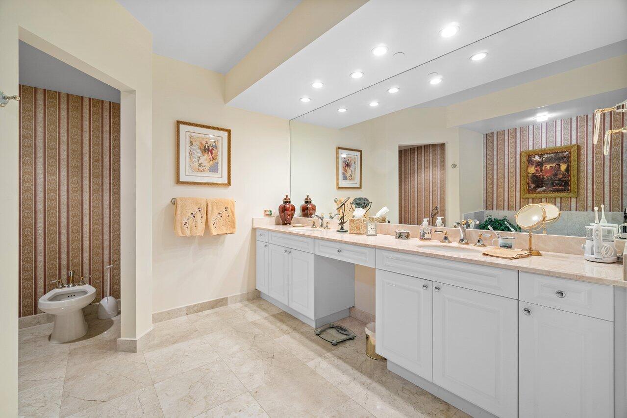 550 Southeast Mizner Boulevard, Unit B506 Boca Raton, FL 33432 - Photo 28 of 53 Primary Bathroom