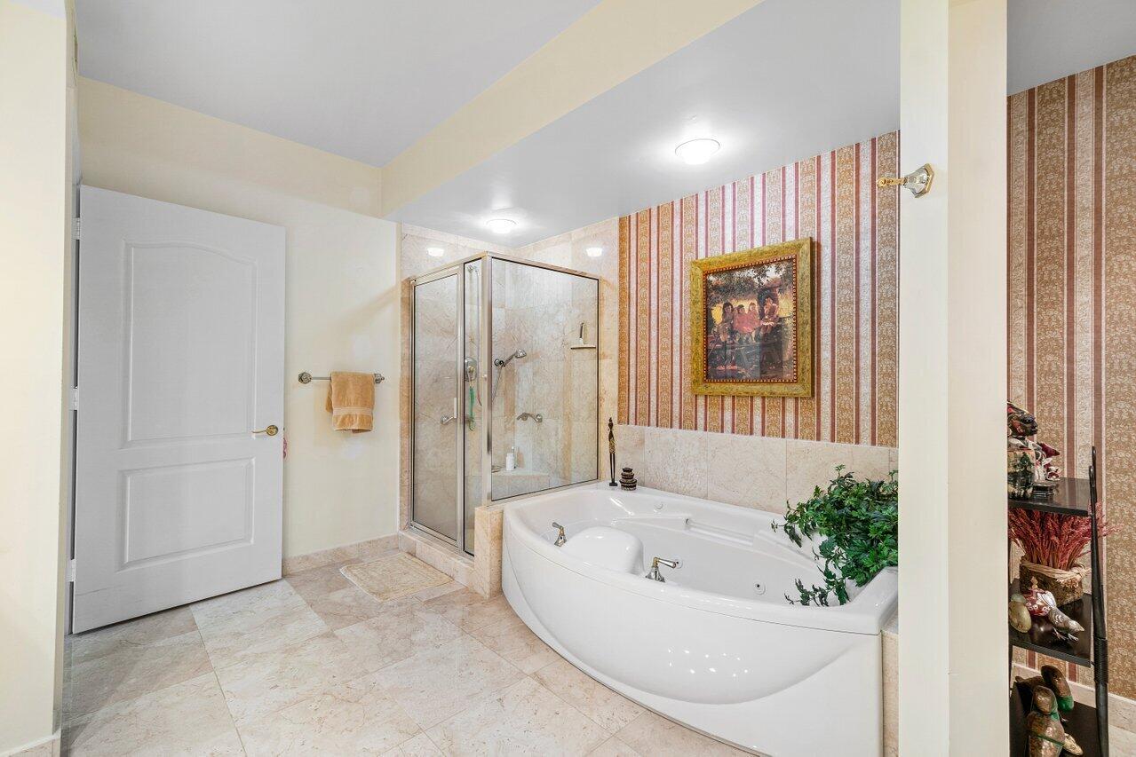550 Southeast Mizner Boulevard, Unit B506 Boca Raton, FL 33432 - Photo 29 of 53 Primary Bath w Tub