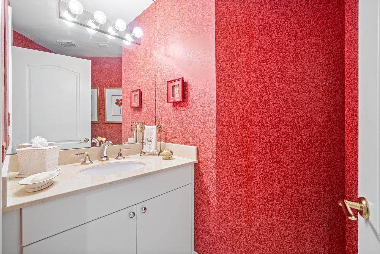 550 Southeast Mizner Boulevard, Unit B506 Boca Raton, FL 33432 - Photo 30 of 53 Half Bath/Guest Bath