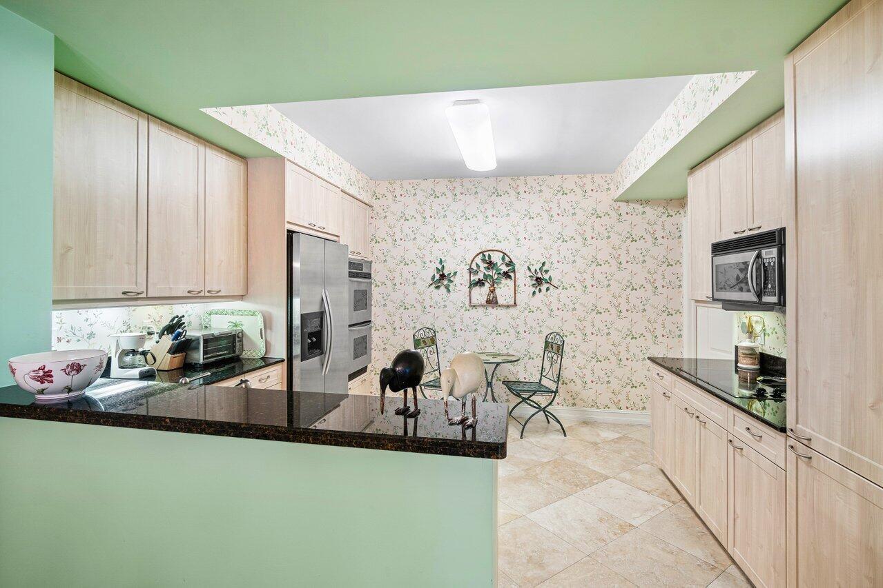 550 Southeast Mizner Boulevard, Unit B506 Boca Raton, FL 33432 - Photo 8 of 53 Open Kitchen