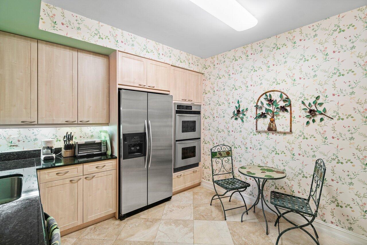 550 Southeast Mizner Boulevard, Unit B506 Boca Raton, FL 33432 - Photo 9 of 53 KITCHEN