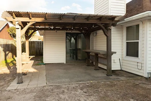 a view of a backyard