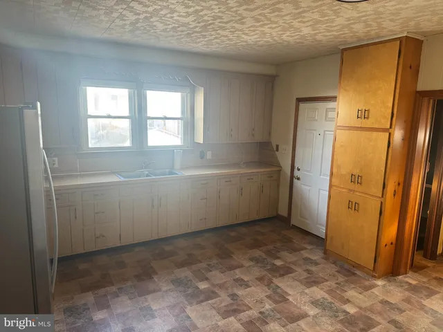 $1,650 | 58 East Railroad Street, Spring Grove, PA 17362