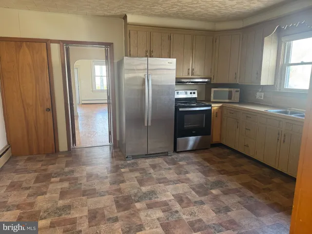 $1,650 | 58 East Railroad Street, Spring Grove, PA 17362