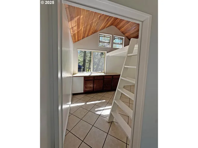 a view of entryway and kitchen