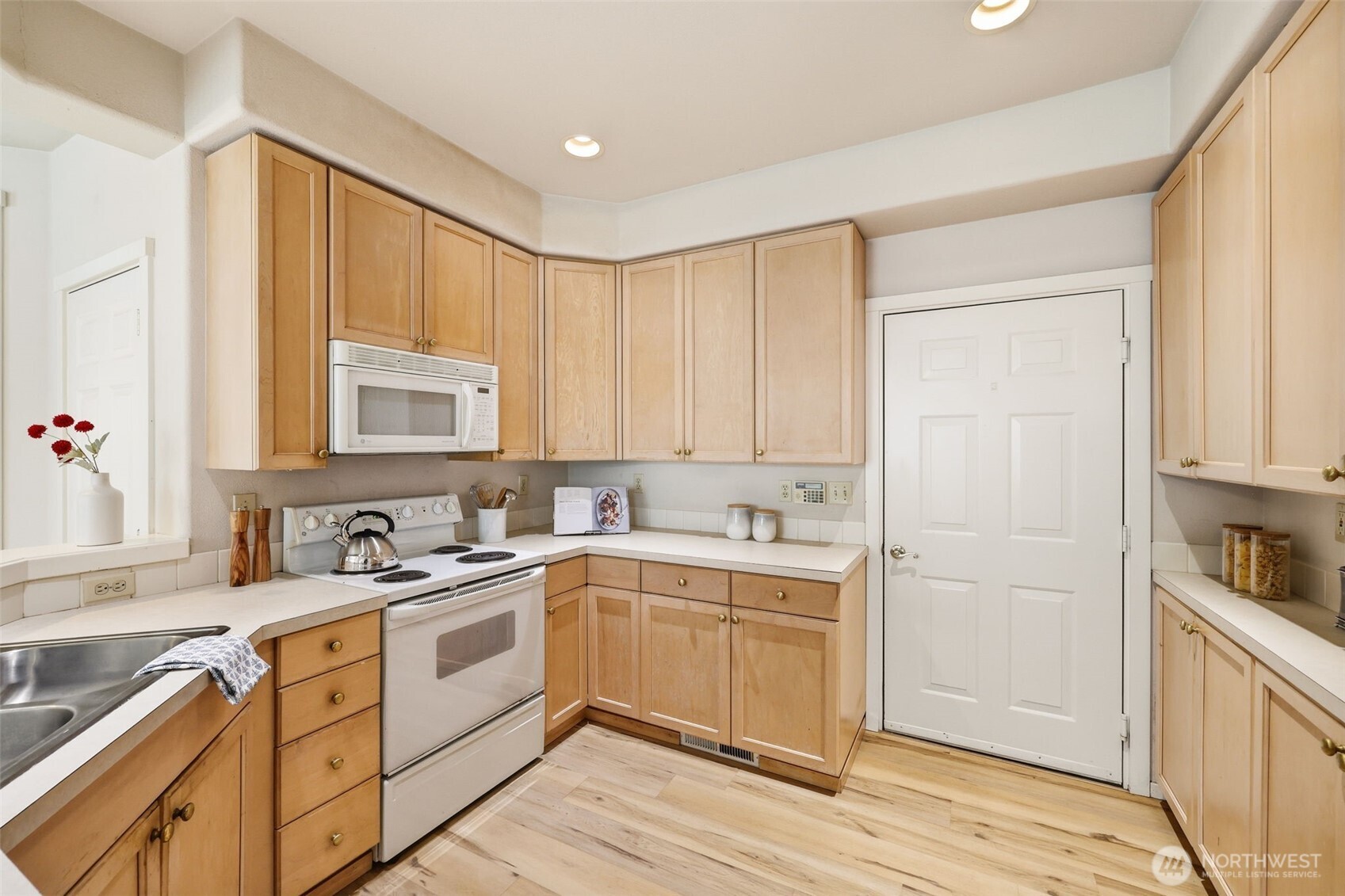 4322 Northeast 5th Court, Unit 106 Renton, WA 98059 - Photo 6 of 25