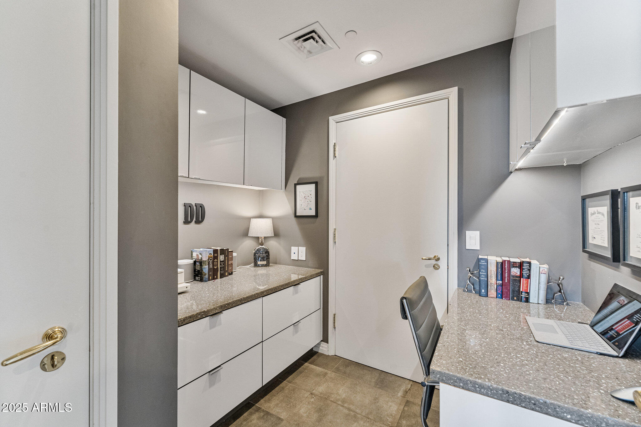 1040 East Osborn Road, Unit 1103 Phoenix, AZ 85014 - Photo 30 of 49 a view of kitchen and workspace