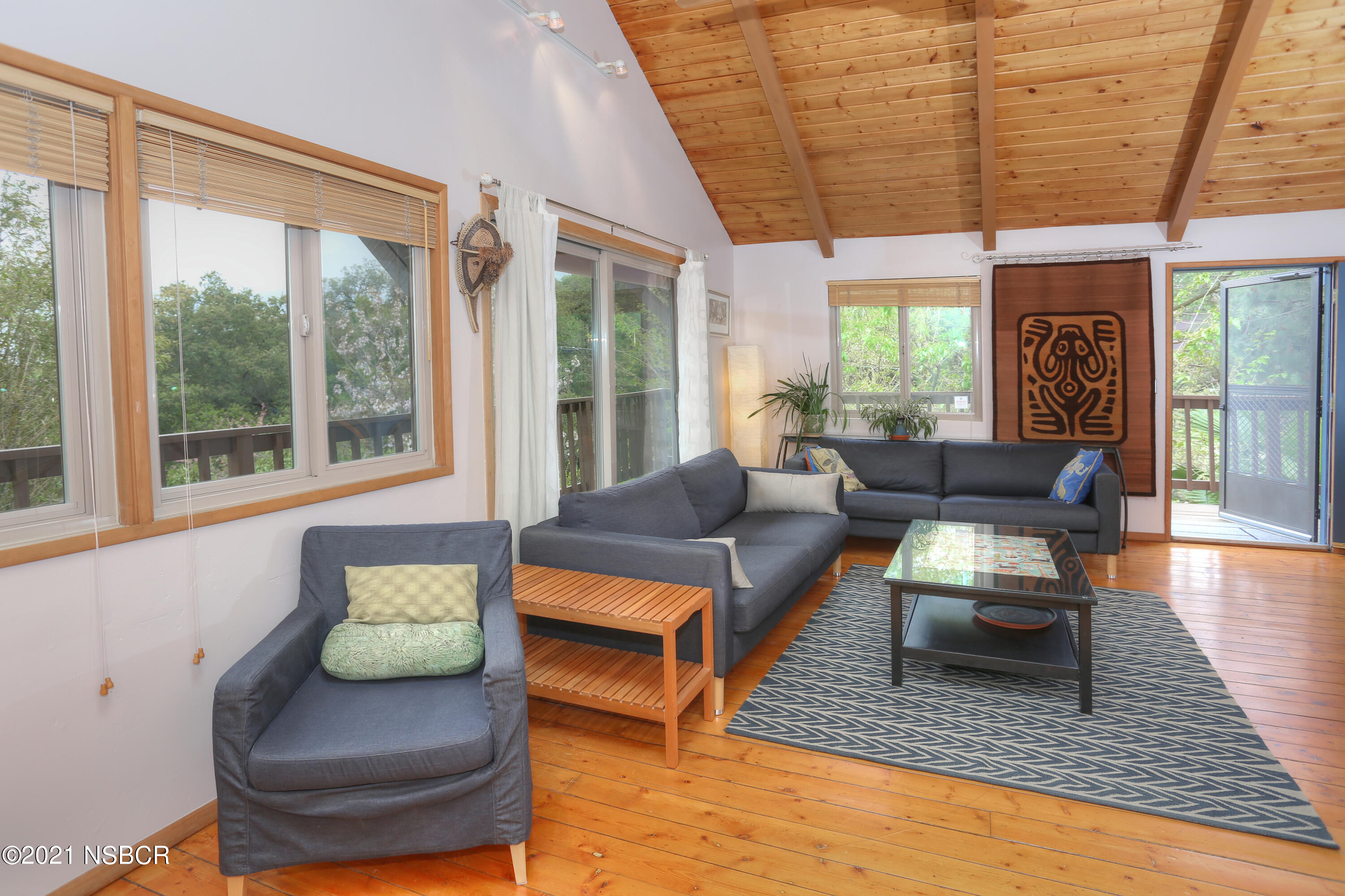 4864 Glenn Road Santa Barbara, CA 93105 - Photo 17 of 33 Living Room.