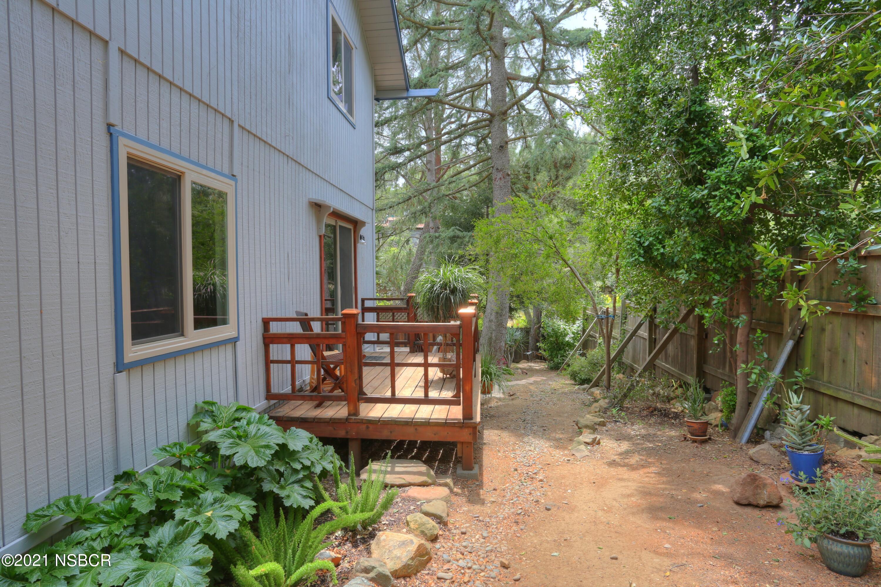 4864 Glenn Road Santa Barbara, CA 93105 - Photo 25 of 33 Side Yard View:Deck
