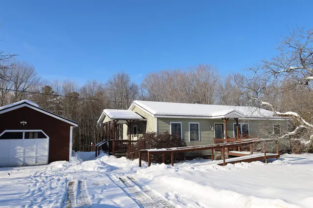$249,900 | 583 Pinehurst Street, Lyndon, VT 05851