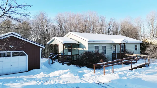 $249,900 | 583 Pinehurst Street, Lyndon, VT 05851