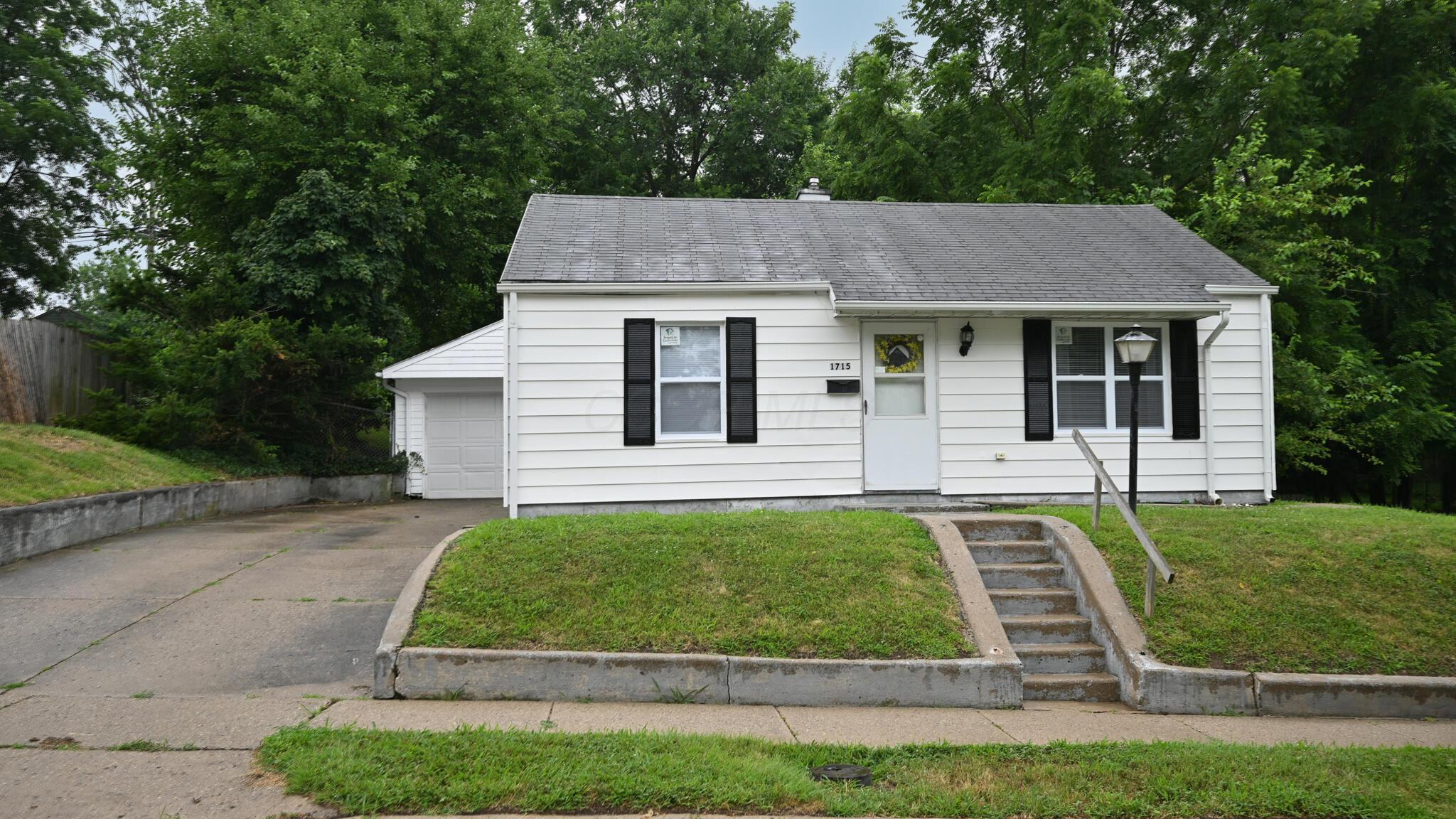 1715 Summit Street Springfield, OH 45503 - Photo 2 of 29 20250716-1715 Summit-002