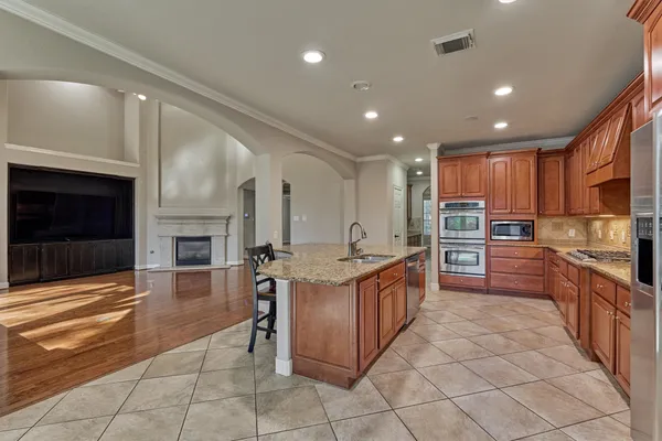 $899,000 | 34 Pawprint Place, The Woodlands, TX 77382